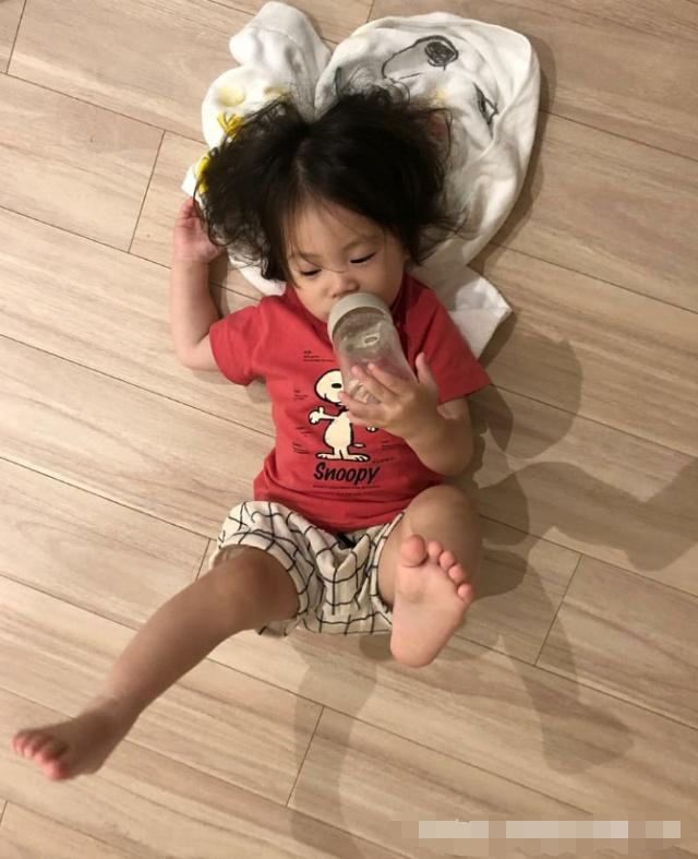 陈冠希女儿练瑜伽挑战高难度动作,可爱小模样