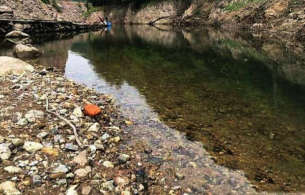 巨型溪石斑?村民山涧钓鱼，获“彩虹鱼”，网友:一看就很好吃