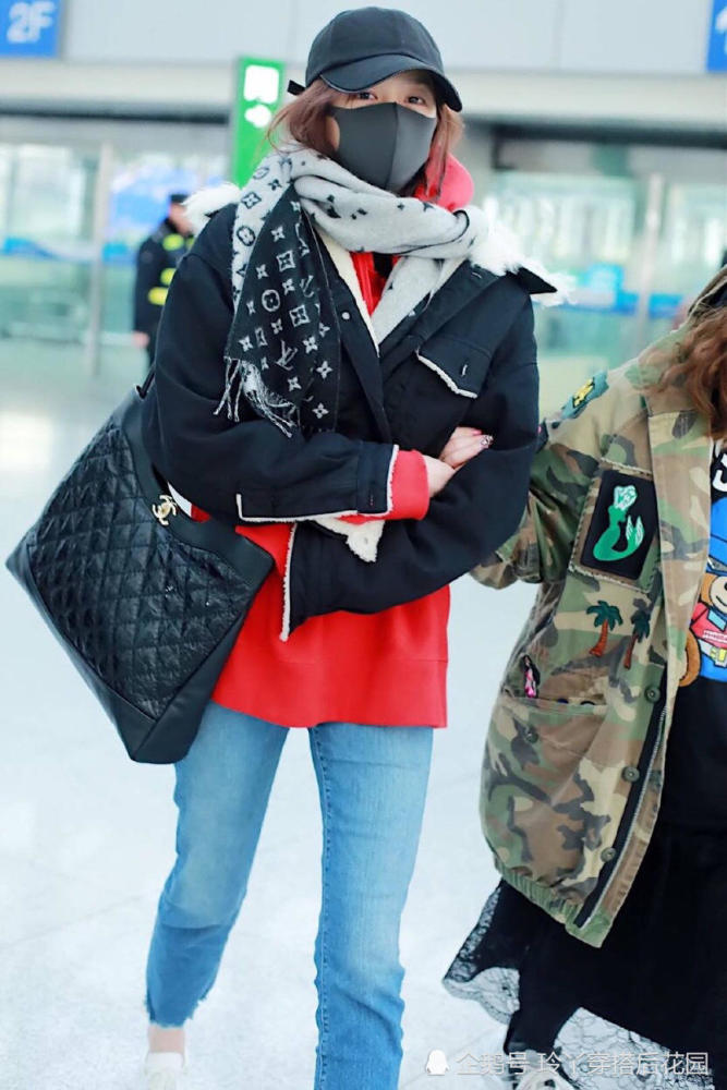 关晓彤一身古驰,LV,香奈儿超四万坐飞机,头发乱