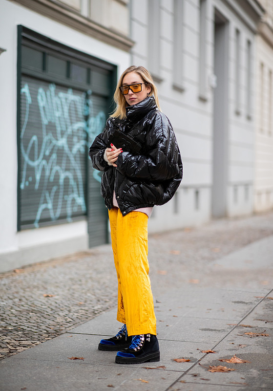 赵雅芝年长1岁反倒更活泼了!黄色毛衣搭配长靴