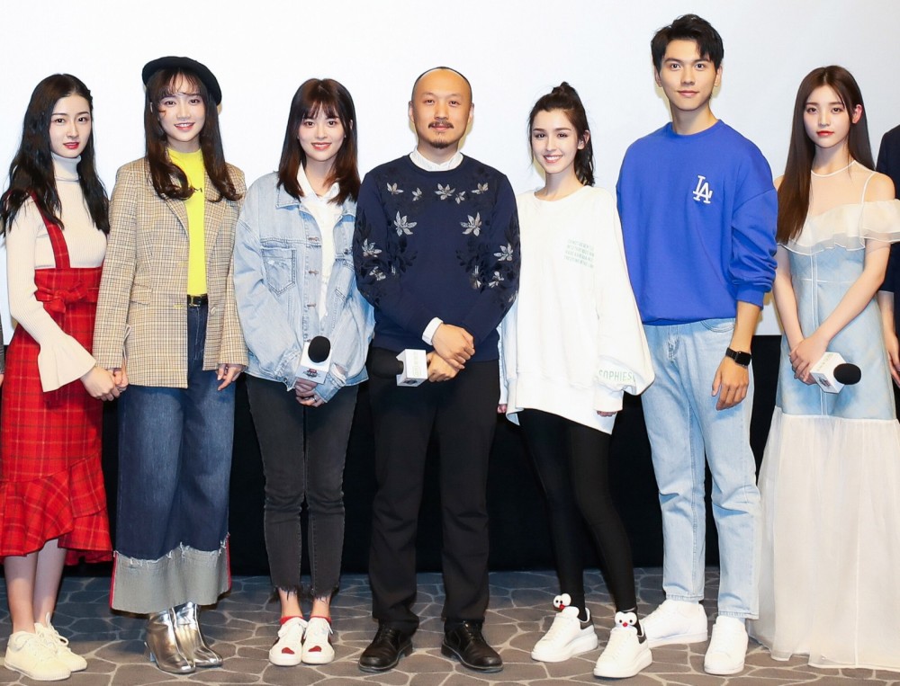 哈妮克孜真有23岁?毛绒外套小短裙,秀雪白美腿简直就