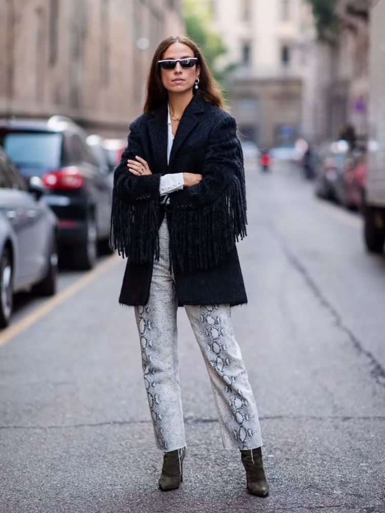 何穗汤唯穿的毛呢西装,有点甜