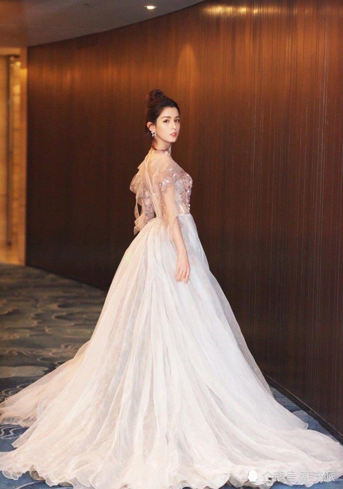 哈妮克孜真有23岁?毛绒外套小短裙,秀雪白美腿简直就