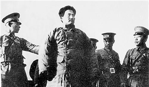 他与方志敏一同就义,发高烧担架抬上刑场,家人建国后