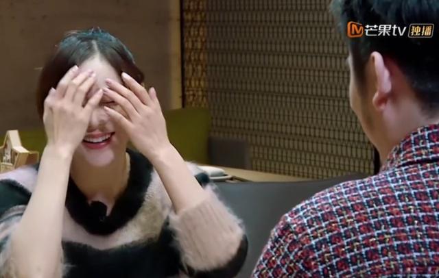袁姗姗参加相亲,两人面对面约会,坐着的人疑