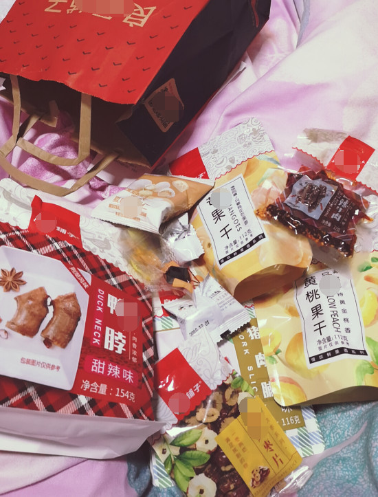 女生爱送的这4种表面,女孩虽然小学笑嘻嘻,内零食白丝男孩被图片