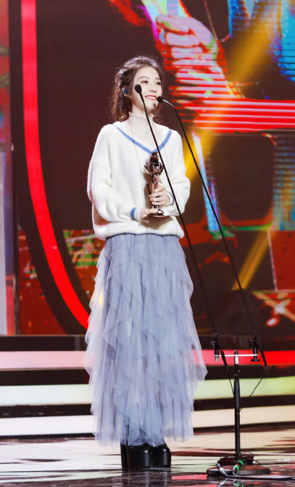 冯提莫160?穿了20cm高跟鞋,依旧凹在了两个主