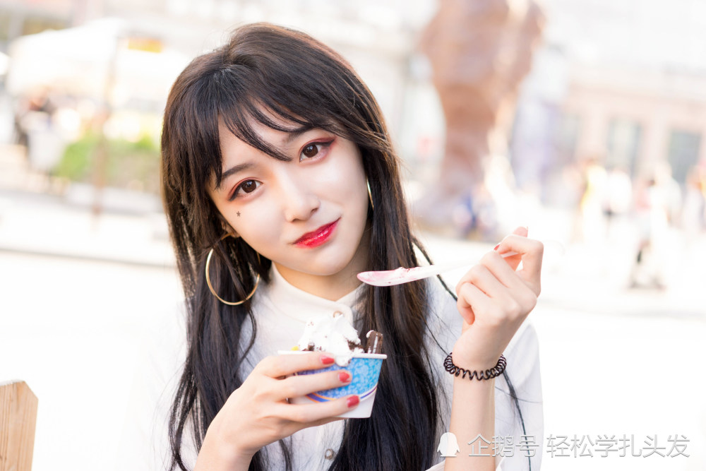 萌萌哒的小女生呢~ 在过去一年里,温婉可以说因为一支舞蹈而火爆全网