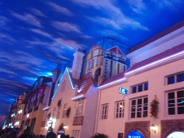 中国大陆最梦幻的商业街,巨型天幕让人眼花,