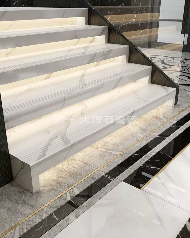 瓷砖适合各种风格中的打造,拥有大理石的装饰效果,在楼梯这个部位也