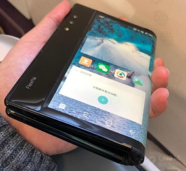 掰弯直板的折叠屏手机,能否引领2019潮流?
