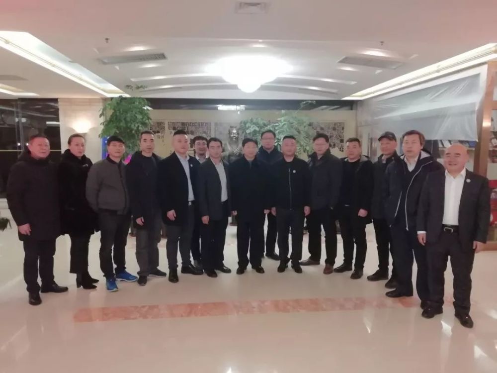 青岛鹤岗商会陈鹏会长携商会成员与鹤岗市副市长 谢殿才合影留念