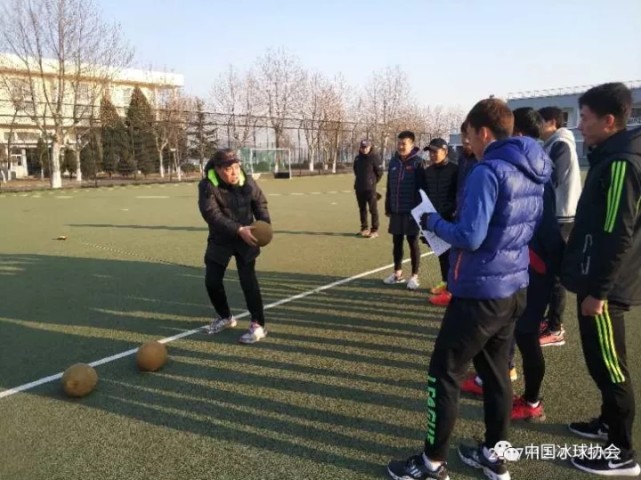 全国联赛+华裔球员+跨界选材 中国冰球借直通