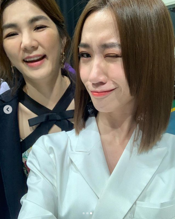 ella陈嘉桦出席歌唱活动,后台与学妹合影超开心:撞脸