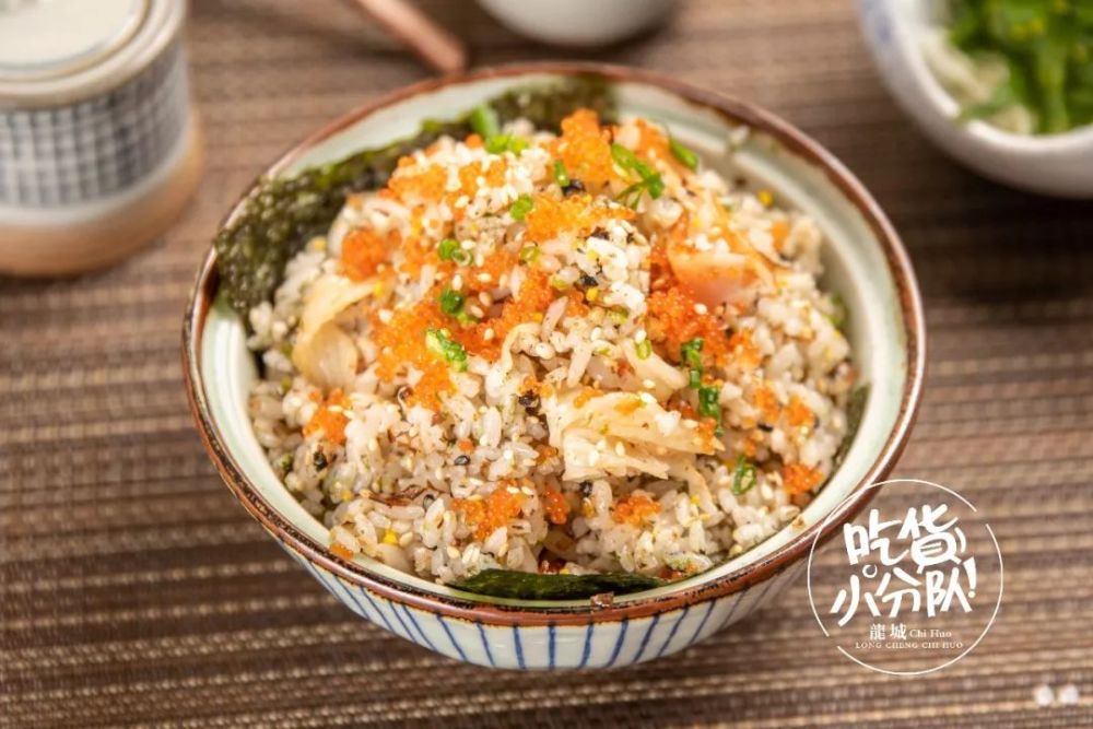 一碗蟹肉拌饭活色生香,不用再配其他任何菜,就能吃下一大碗.