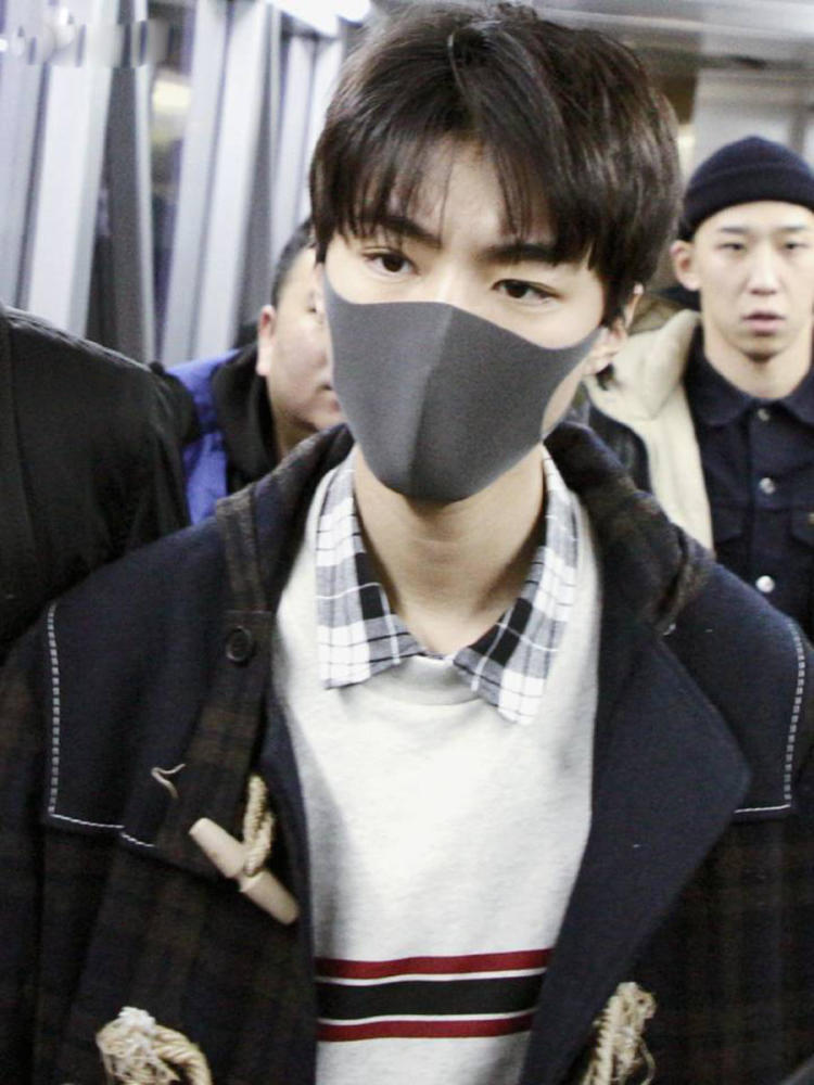 TFboys机场秀,王俊凯穿大衣,二哥小弟穿一身毛