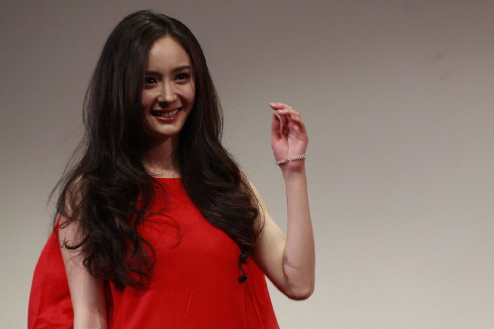 杨幂七年前的服装被称黑色显瘦,粉丝却表示这