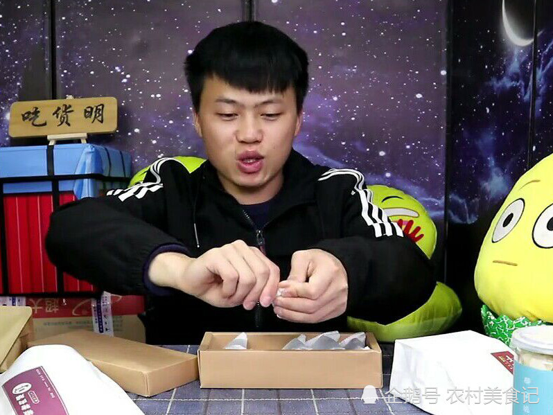 吃货明试吃凤梨酥,拆开包装后笑出声:怎么看都