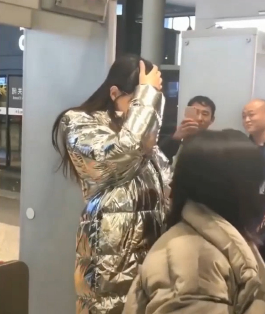 明星也能搞特殊?唐嫣机场过安检不脱大衣,原因