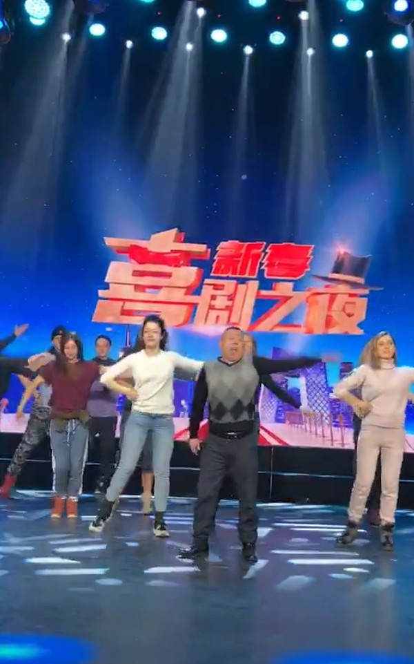 61岁潘长江唱俄语版《过河》,舞台上转圈差点