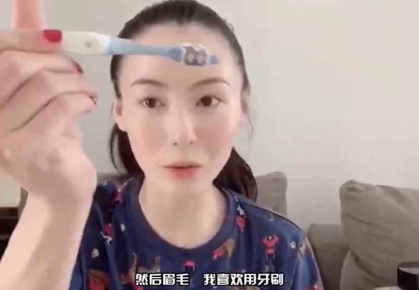 张柏芝化妆视频太奇葩,普通人跟女神的差距原