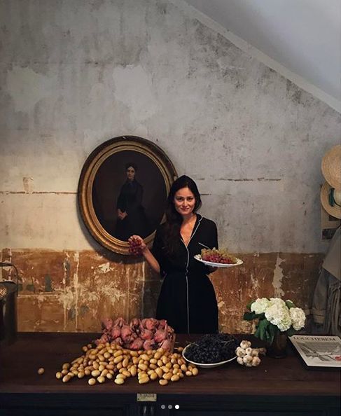 她离异又再婚,带着8个孩子20条狗,去乡下做农