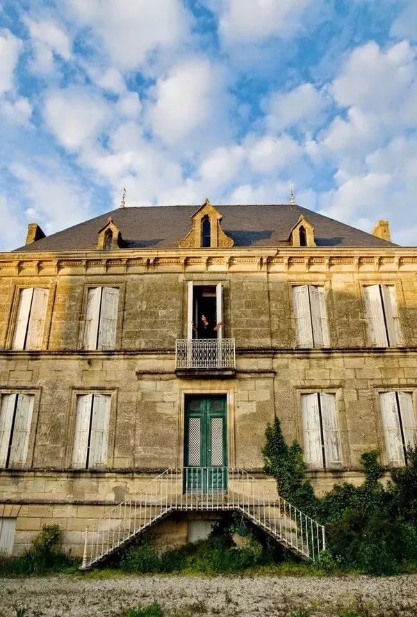 她离异又再婚,带着8个孩子20条狗,去乡下做农