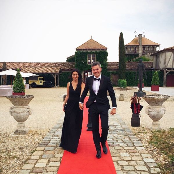 她离异又再婚,带着8个孩子20条狗,去乡下做农