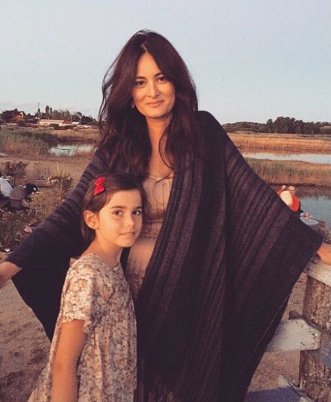 她离异又再婚,带着8个孩子20条狗,去乡下做农