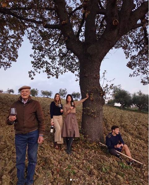 她离异又再婚,带着8个孩子20条狗,去乡下做农