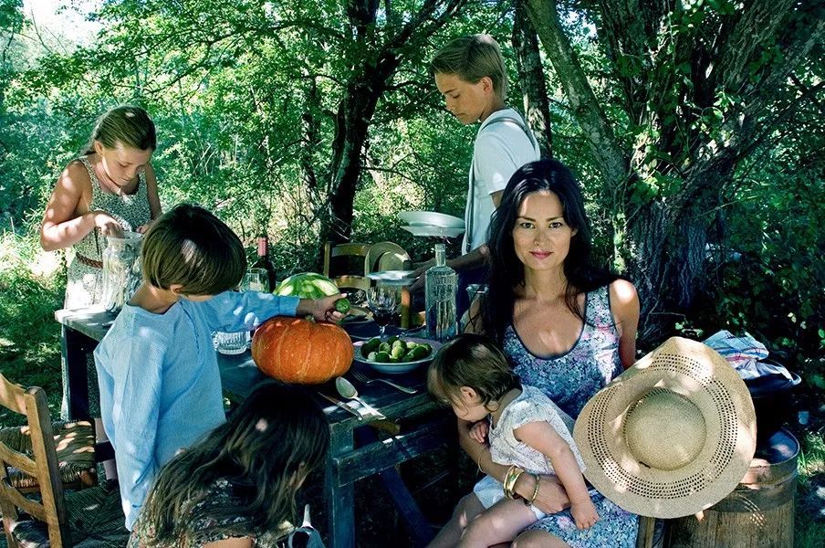 她离异又再婚,带着8个孩子20条狗,去乡下做农