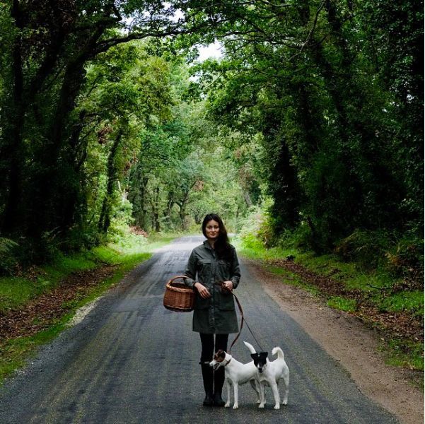 她离异又再婚,带着8个孩子20条狗,去乡下做农