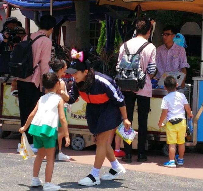 何洁有没有生三胎?她强调分居时间,也说不清和