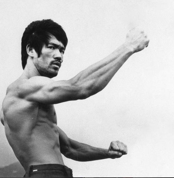 到底该如何评价李小龙的身份?格斗狂人给出最