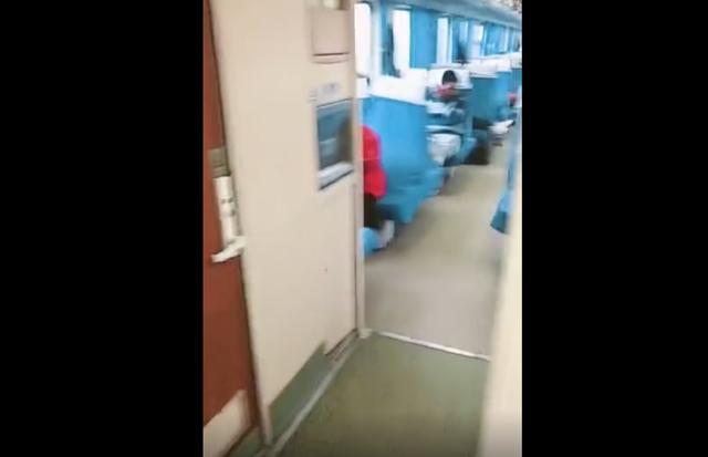 俩女孩占火车过道铺床睡觉,网友:少见多怪,春