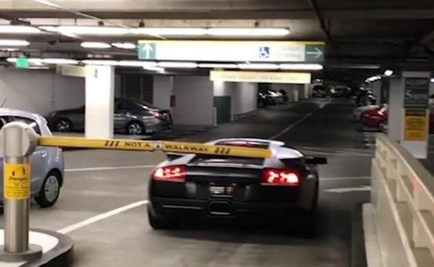 兰博基尼车主停车居然不给钱?直接开出停车场