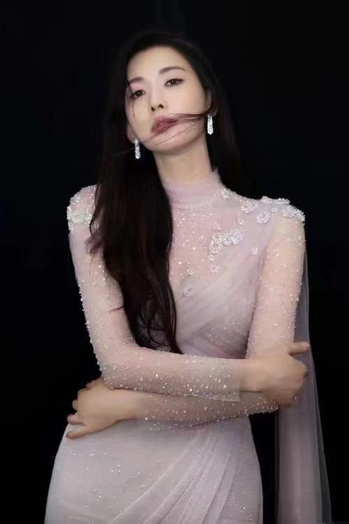 林志玲练瑜伽没有穿内衣,弯腰走光,身上小"草莓"抢镜!