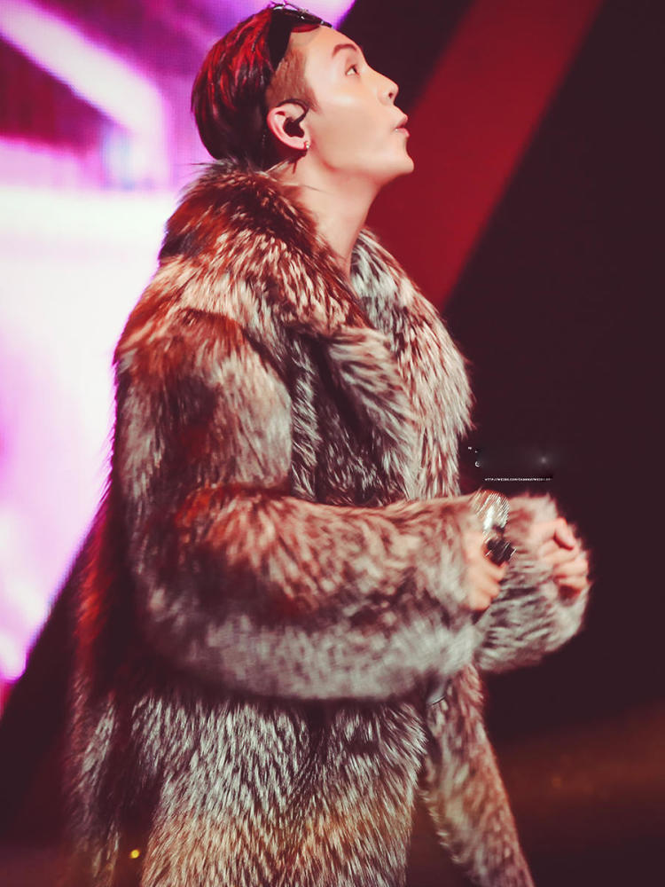 陈伟霆前往米兰男装周,反穿貂成老棉袄,依旧帅