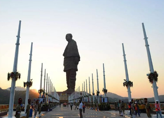 印度20亿的雕像,被自己人嫌弃是中国制造?网友