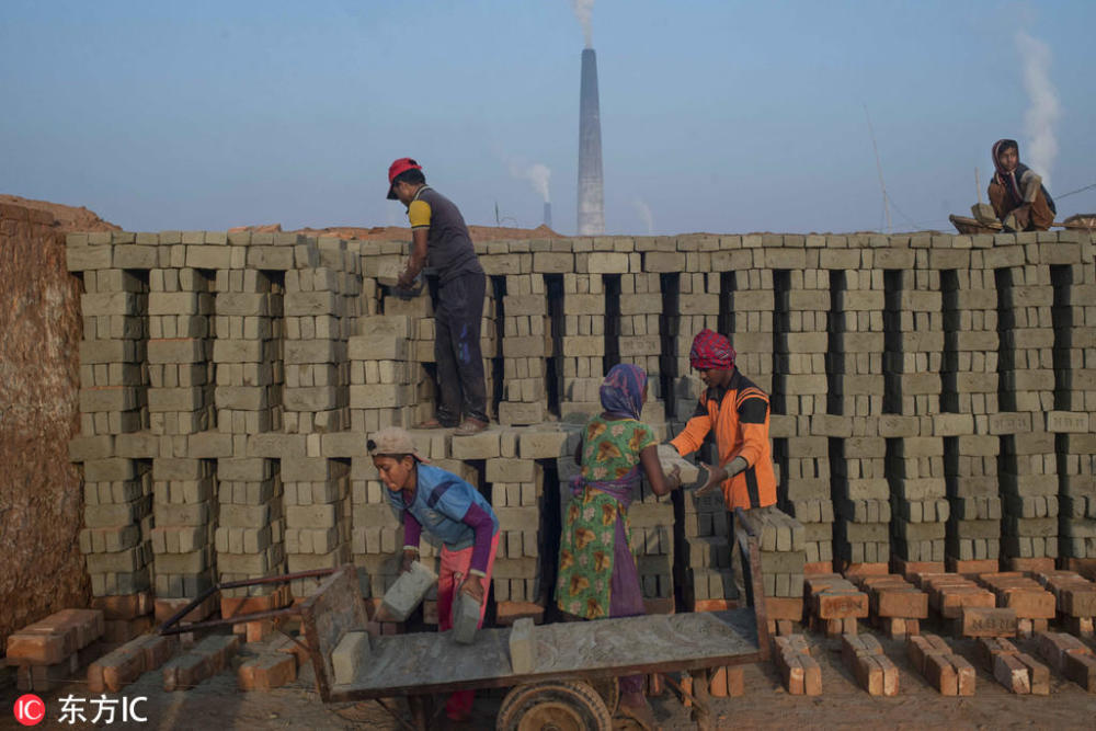走进孟加拉国传统烧砖厂:尘土飞扬中劳作 工人日入不足15元