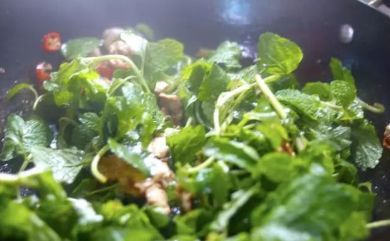 孩子感冒老咳嗽,别慌!猪肉加它炒一炒,快速止