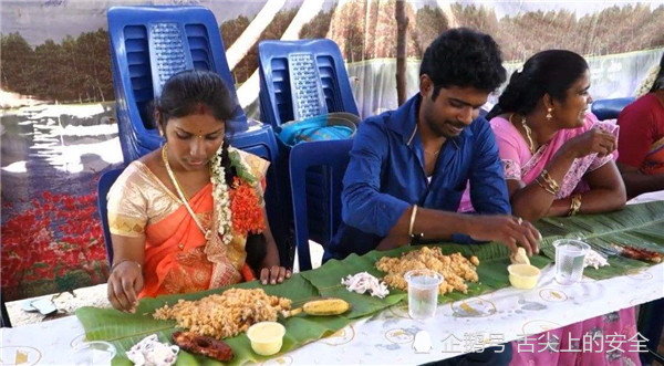 佩服印度人用手吃饭,稀粥也能抓,绝对是技术活