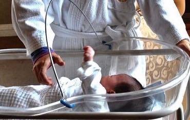 爸妈别慌!医生说,新生儿睡觉时突然抖一下是正