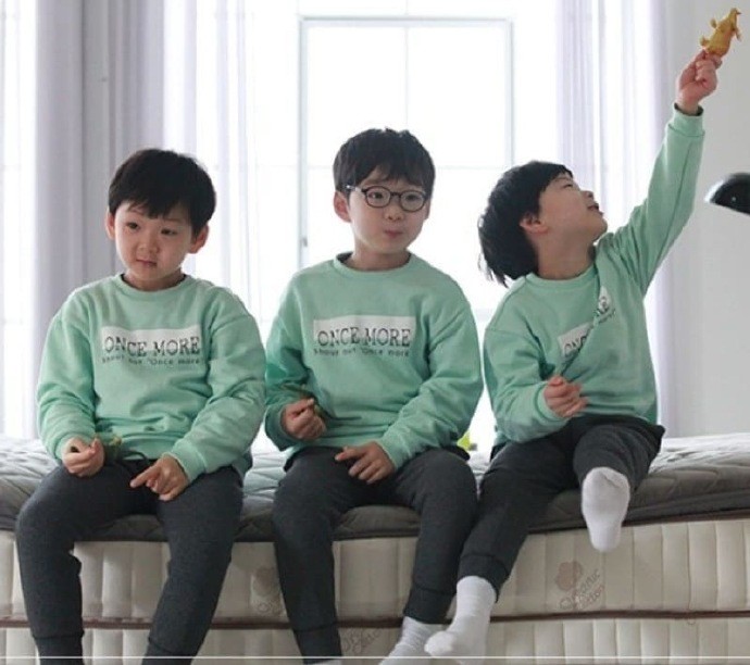 宋家三胞胎近照从萌娃变帅哥,你的表情包该更