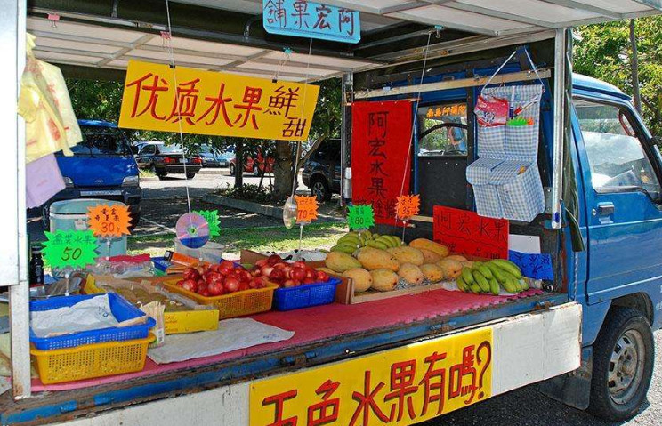 果农摆摊卖水果,注意这几个要点,半天卖完一车货