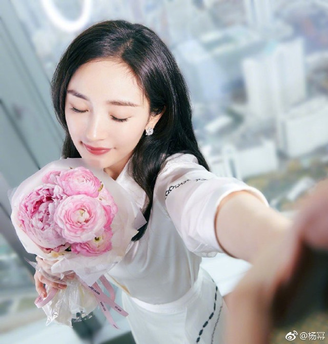 杨幂离婚后首晒男友视角自拍,手捧粉色玫瑰疑