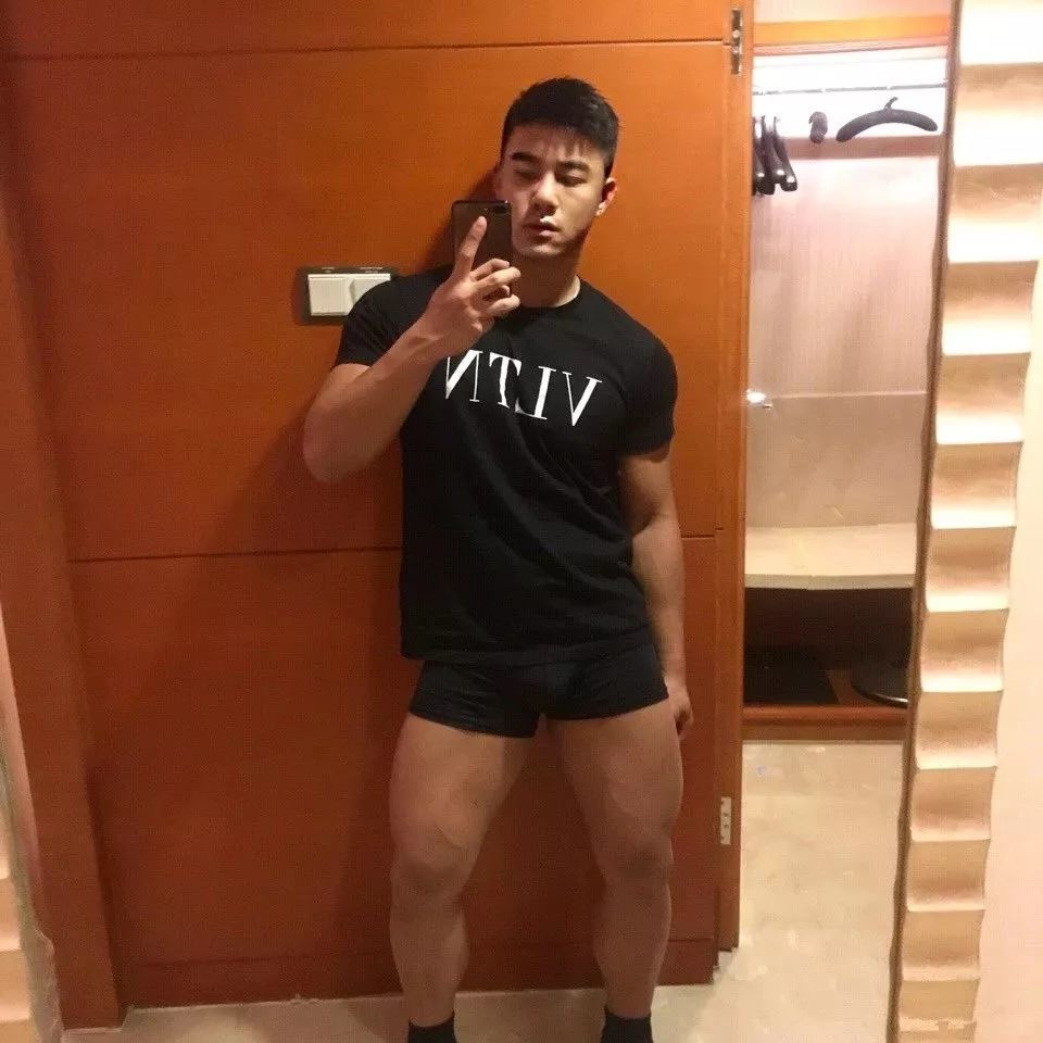 网红直男系极品筋肉男,壮硕胸腹肌随便拍,私下竟这么会玩!