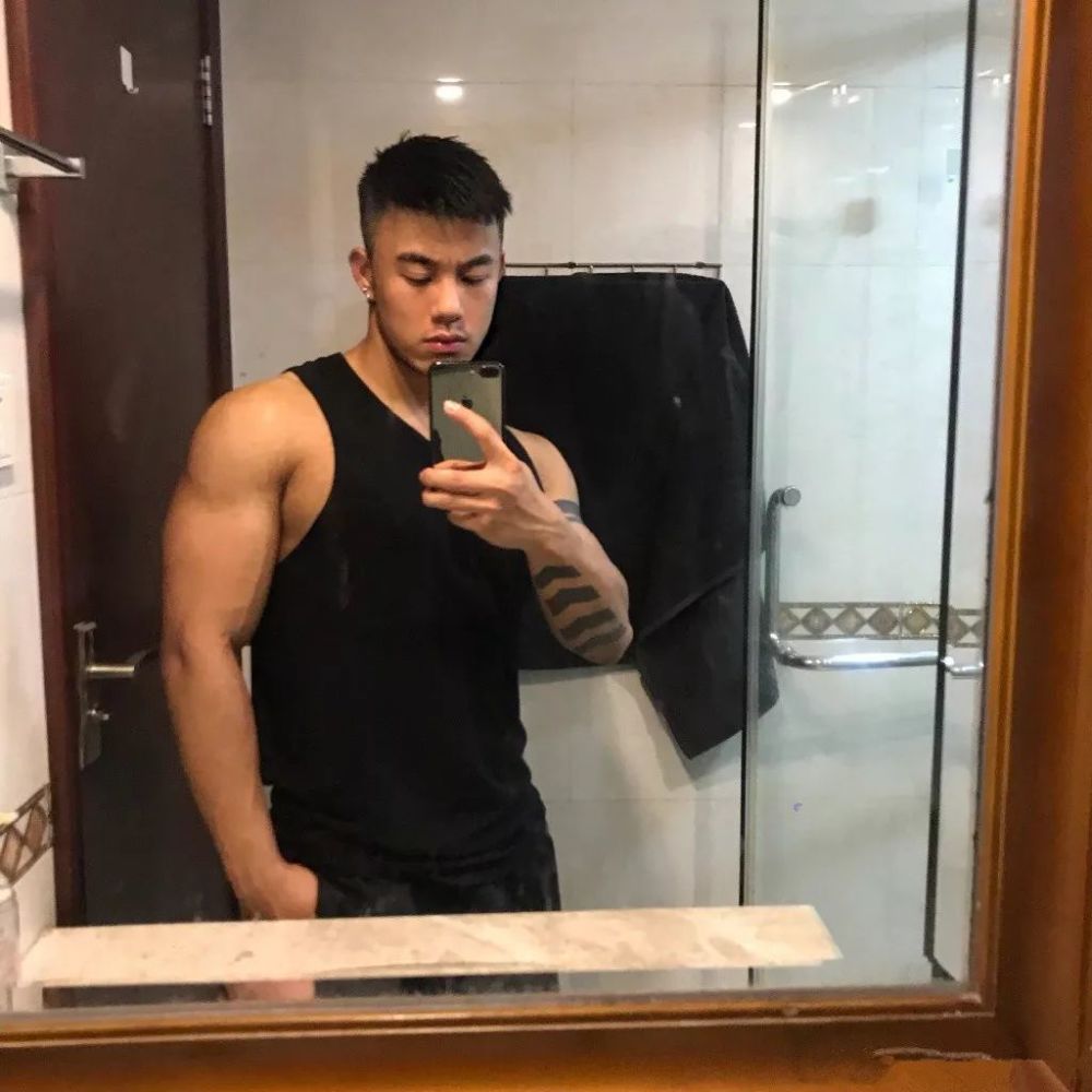 网红直男系极品筋肉男,壮硕胸腹肌随便拍,私下竟这么会玩!