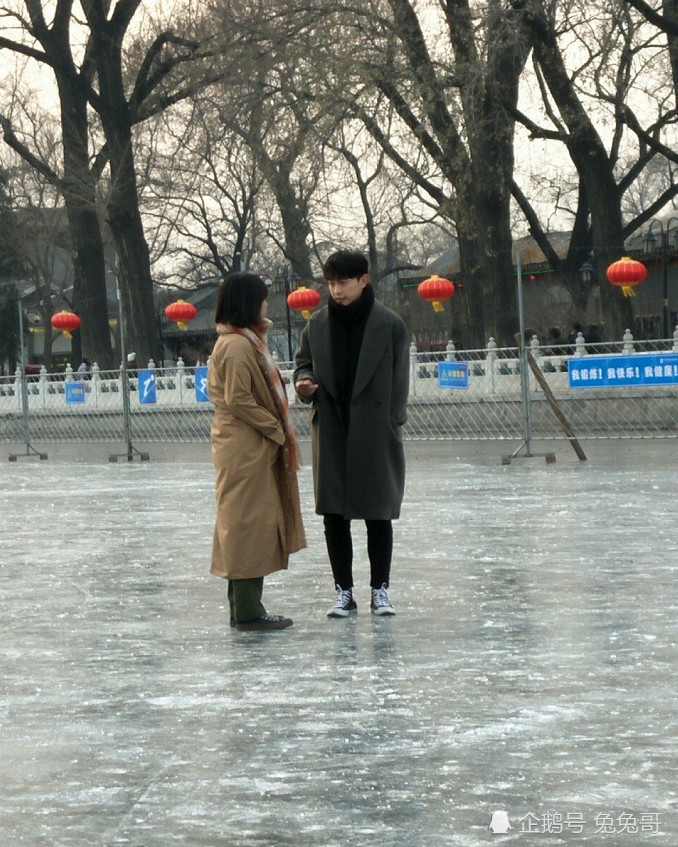 邓伦马思纯冰上拍戏被偶遇,脚踝外露不穿袜子