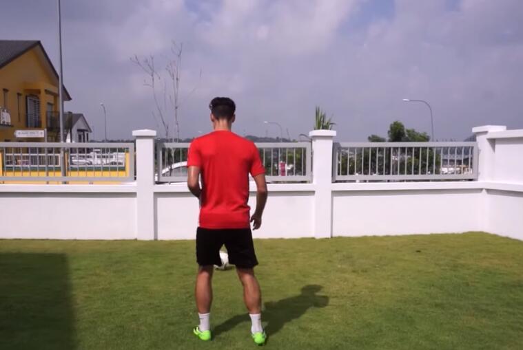 足球运动小伙,每天1000次跳绳,一个月后,小腿移